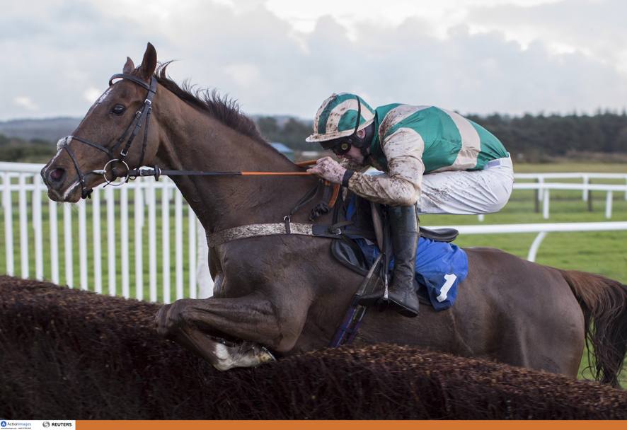 Il fantino Jack Doyle, in sella a Tolkeins Tango, salta l’ultimo ostacolo prima di vincere il Peter Miles Memorial a Exeter, in Inghilterra. (Action Images) 